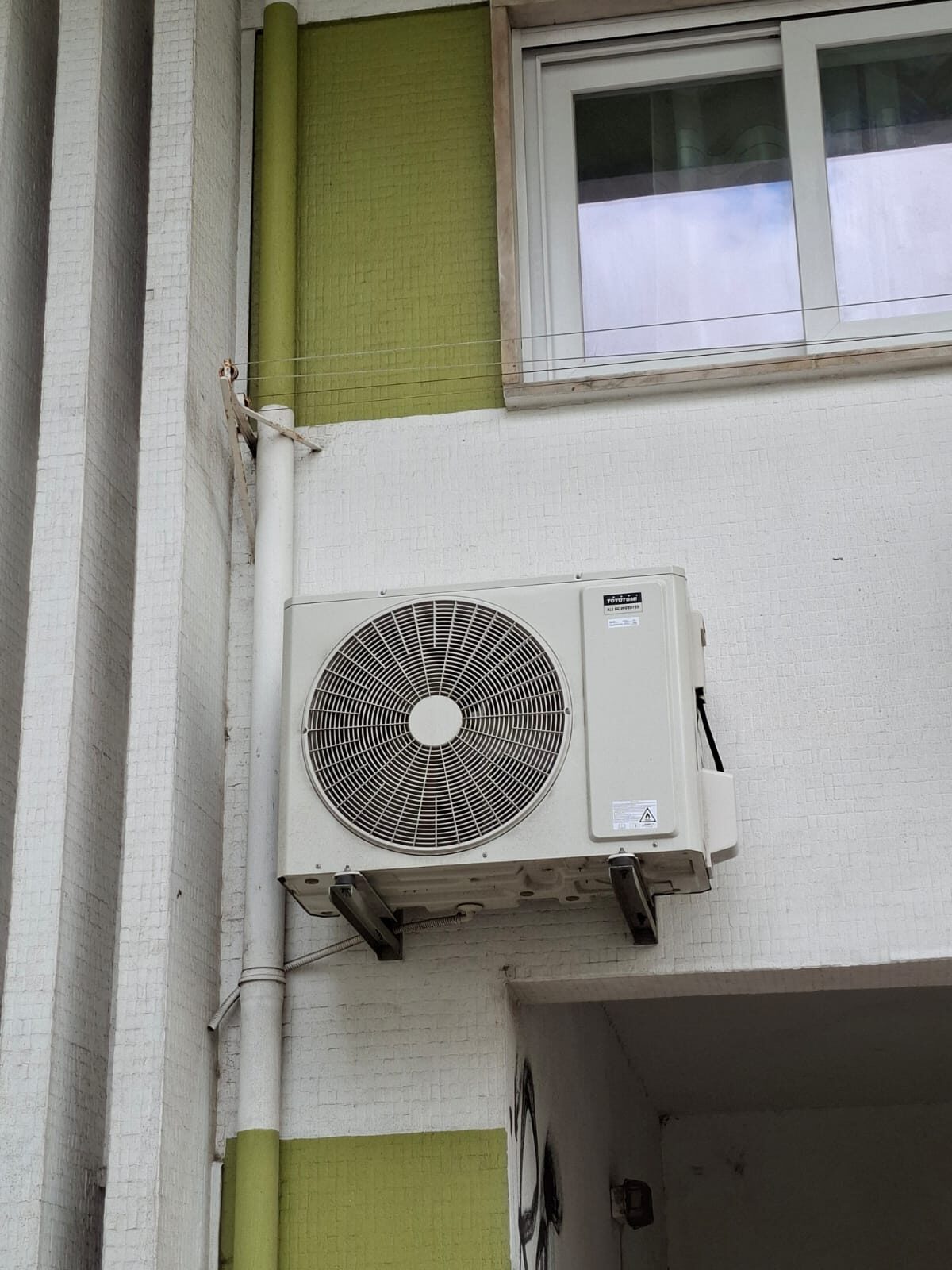 Unidade exterior de ar condicionado instalada em apartamento em Almada