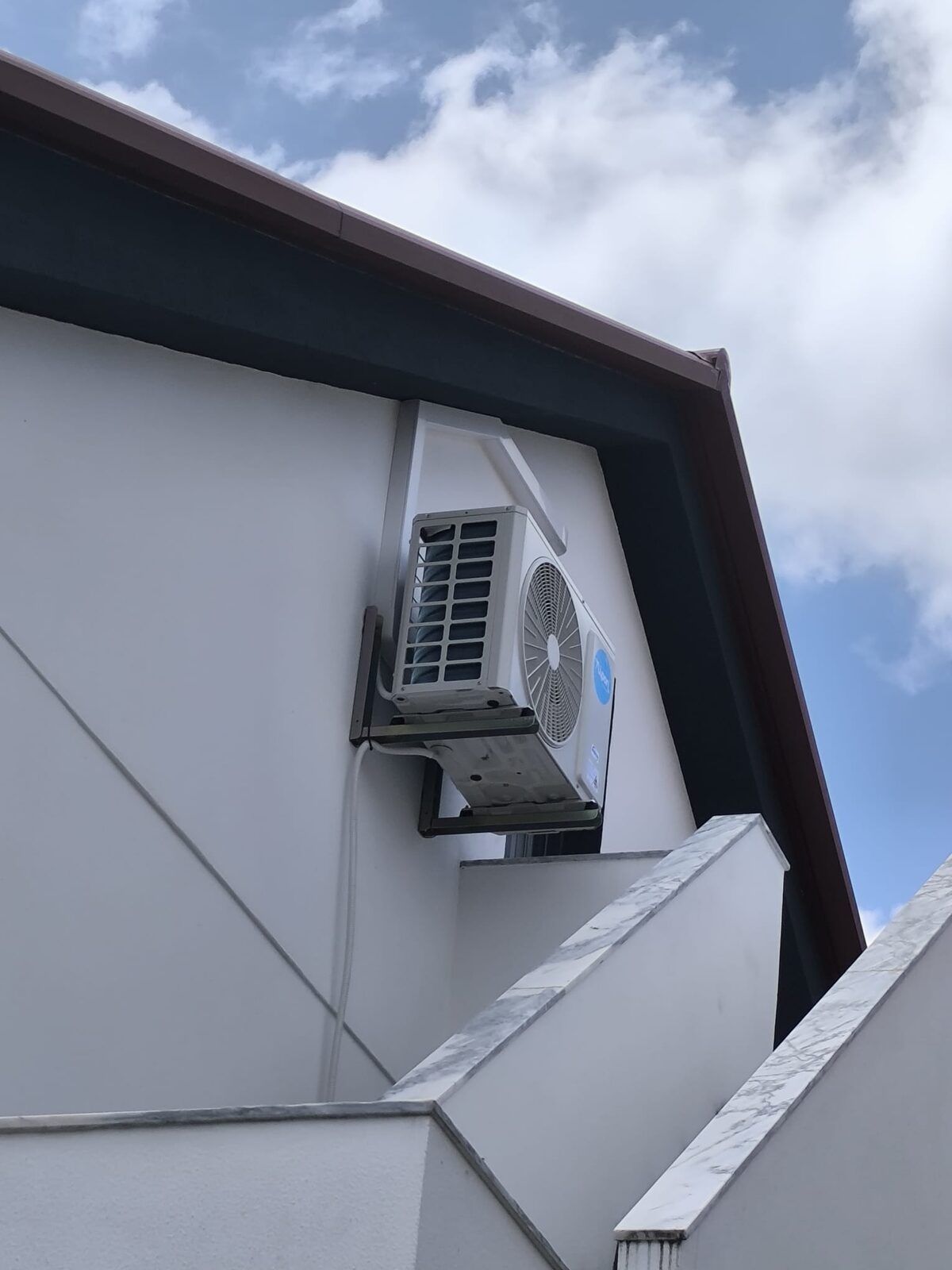 Unidade exterior de ar condicionado em fachada de moradia na Charneca de Caparica