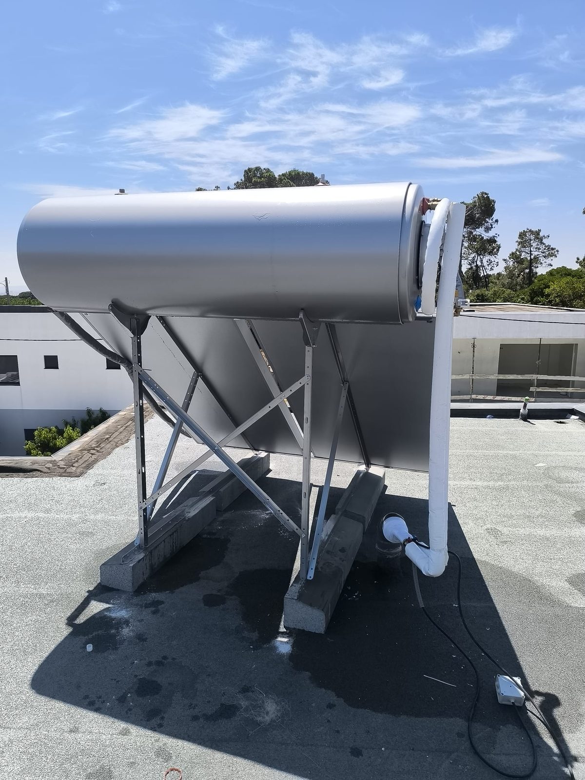 Sistema solar térmico com depósito instalado em cobertura na Charneca de Caparica