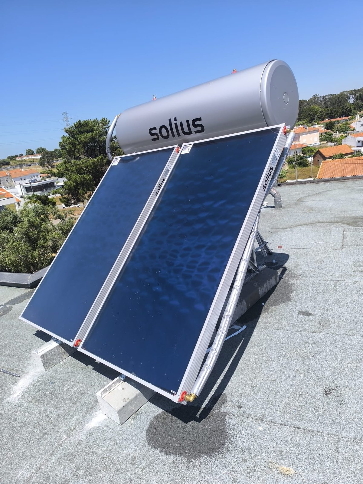 Painéis solares térmicos instalados em cobertura na Charneca de Caparica